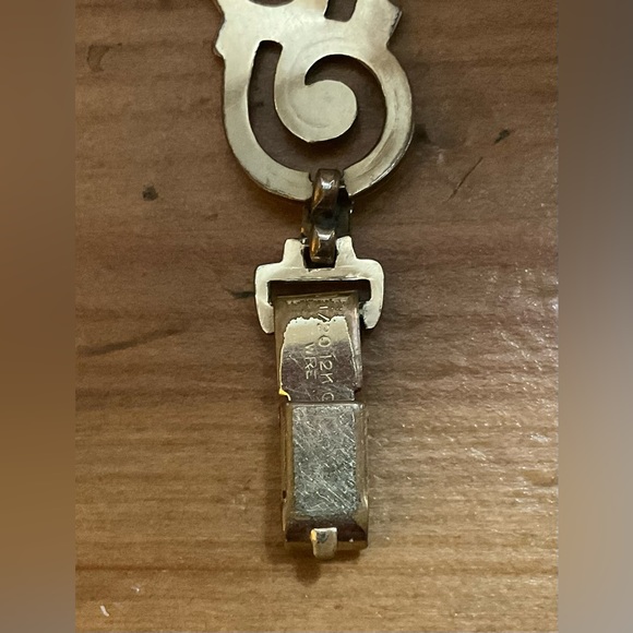 We Richard: Symmetrical scroll about/approximately 7” inches gold tone.bracelet - Picture 3 of 6